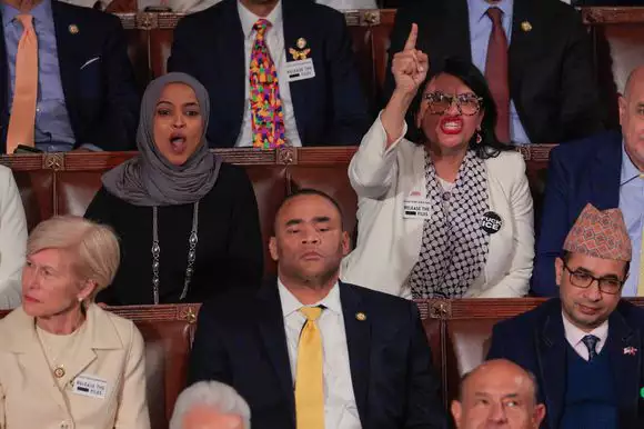 חברות הקונגרס אילהן עומר ורשידה טאליב מתפרצות לנאום מצב האומה של טראמפ, 2026 | Getty Images via AFP