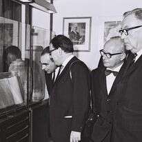 משלחת הפרלמנט האירופי צופה בתערוכת מגילות ים המלח באוניברסיטה העברית, 1964 | פריץ כהן, לע"מ