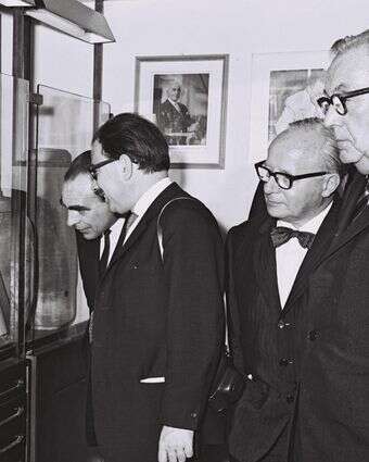 משלחת הפרלמנט האירופי צופה בתערוכת מגילות ים המלח באוניברסיטה העברית, 1964 | פריץ כהן, לע"מ