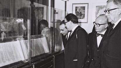 משלחת הפרלמנט האירופי צופה בתערוכת מגילות ים המלח באוניברסיטה העברית, 1964 | פריץ כהן, לע"מ משלחת הפרלמנט האירופי צופה בתערוכת מגילות ים המלח באוניברסיטה העברית, 1964 | פריץ כהן, לע"מ