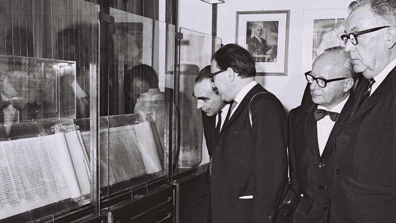 משלחת הפרלמנט האירופי צופה בתערוכת מגילות ים המלח באוניברסיטה העברית, 1964 | פריץ כהן, לע"מ