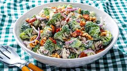 סלט עם ברוקולי | סקוט סוצ'מן, עיצוב אוכל מאת ליסה צ'רקסקי עבור הוושינגטון פוסט