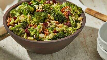 ברוקולי עם חמוציות ואגוזים | טום מקורקל, עיצוב אוכל מאת ג'ינה ניסטיקו עבור הוושינגטון פוסט