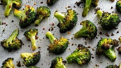 ברוקולי צלוי בתנור | סקוט סוצ'מן; עיצוב אוכל מאת ליסה צ'רקסקי עבור הוושינגטון פוסט.