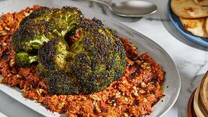 ברוקולי שלם בתנור | טום מקורקל עבור הוושינגטון פוסט; עיצוב אוכל מאת ג'ינה ניסטיקו עבור הוושינגטון פוסט