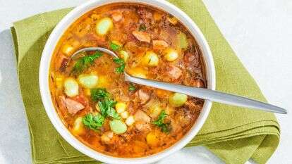 מרק תירס ושעועית לימה | ריי לופז; עיצוב אוכל מאת ליסה צ'רקסקי עבור הוושינגטון פוסט