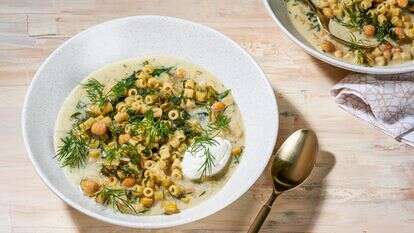 פסטה עם עשבי תיבול רכים, חומוס ויוגורט | ריי לופז; עיצוב אוכל מאת ליסה צ'רקסקי עבור הוושינגטון פוסט