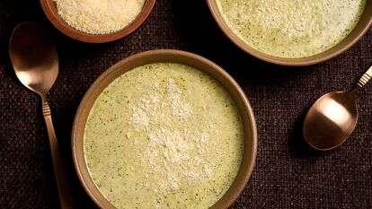 מרק ברוקולי ופרמזן | פגי קורמרי; עיצוב אוכל מאת ליסה צ'רקסקי עבור הוושינגטון פוסט