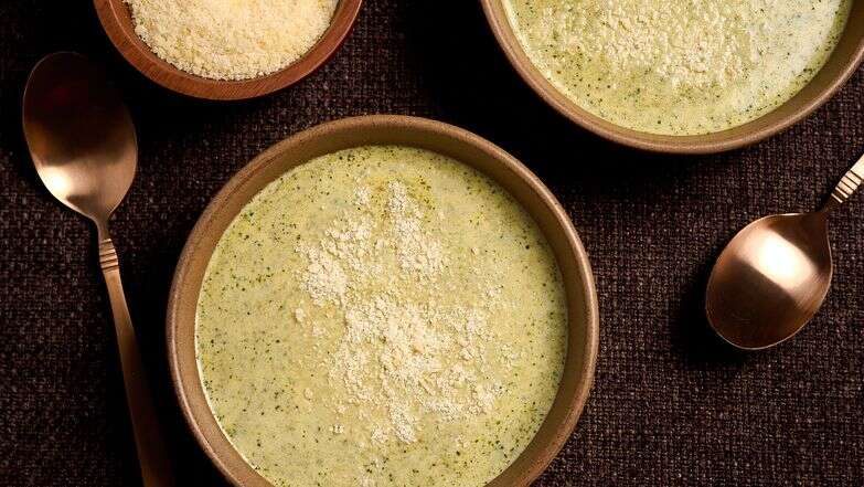 מרק ברוקולי ופרמזן | פגי קורמרי; עיצוב אוכל מאת ליסה צ'רקסקי עבור הוושינגטון פוסט