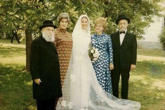 הרב פיינשטיין ורעייתו שימא בחתונת נכדתם רבקה רפפורט, לצד הוריה, הרבנית שפרה והרב פרופ' משה דוד טנדלר | באדיבות המשפחה