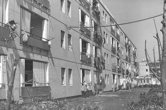 "האוכלוסייה כאן הייתה ענייה, והתושבים עבדו בעיקר במפעלי עורות וטקסטיל. מערכת החינוך הייתה זוועה". החצר האחורית של שיכון ביבנה, 1971 | משה מילנר, לע"מ