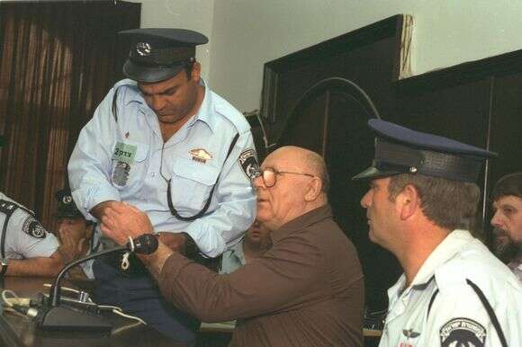 גורש לארה"ב, וכעבור שנים הוסגר בחזרה לגרמניה ומת בהמתנה לערעור. האזיקים מוסרים מידיו של דמיאניוק בבית המשפט העליו | סער יעקב, לע"מ