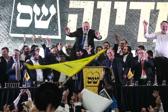 מנהיג ש"ס אריה דרעי ופעילי המפלגה חוגגים בליל הבחירות ב־2020 | פלאש 90