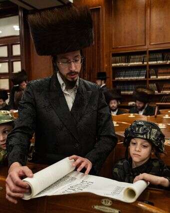 קריאת מגילה בחסידות בעלז בירושלים | יונתן זינדל - פלאש 90