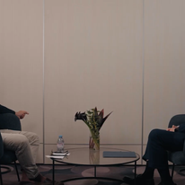 טאקר קרלסון (משמאל) בריאיון עם האקבי | צילום מסך מתוך ערוץ היוטיוב Carlson Tucker Netwo