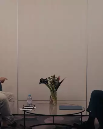 טאקר קרלסון (משמאל) בריאיון עם האקבי | צילום מסך מתוך ערוץ היוטיוב Carlson Tucker Netwo