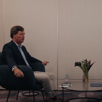 טאקר קרלסון (משמאל) בריאיון עם האקבי | צילום מסך מתוך ערוץ היוטיוב Carlson Tucker Netwo