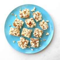 זה מתחיל בפופקורן – ונגמר בקוביות קרמל ממכרות | אפרת ליכטנשטט