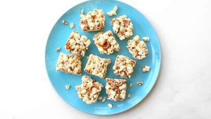 זה מתחיל בפופקורן – ונגמר בקוביות קרמל ממכרות | אפרת ליכטנשטט זה מתחיל בפופקורן – ונגמר בקוביות קרמל ממכרות | אפרת ליכטנשטט