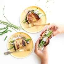 מנה צמחונית שלא מרגישה דיאטטית: באן חציל עם ירוקים פריכים | אפרת ליכטנשטט