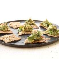 אבוקדו, עשבי תיבול וקרקר כוסמין – הביס הירוק של השבוע | אפרת ליכטנשטט