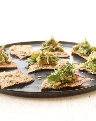 אבוקדו, עשבי תיבול וקרקר כוסמין – הביס הירוק של השבוע | אפרת ליכטנשטט אבוקדו, עשבי תיבול וקרקר כוסמין – הביס הירוק של השבוע | אפרת ליכטנשטט