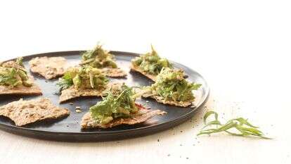 אבוקדו, עשבי תיבול וקרקר כוסמין – הביס הירוק של השבוע | אפרת ליכטנשטט