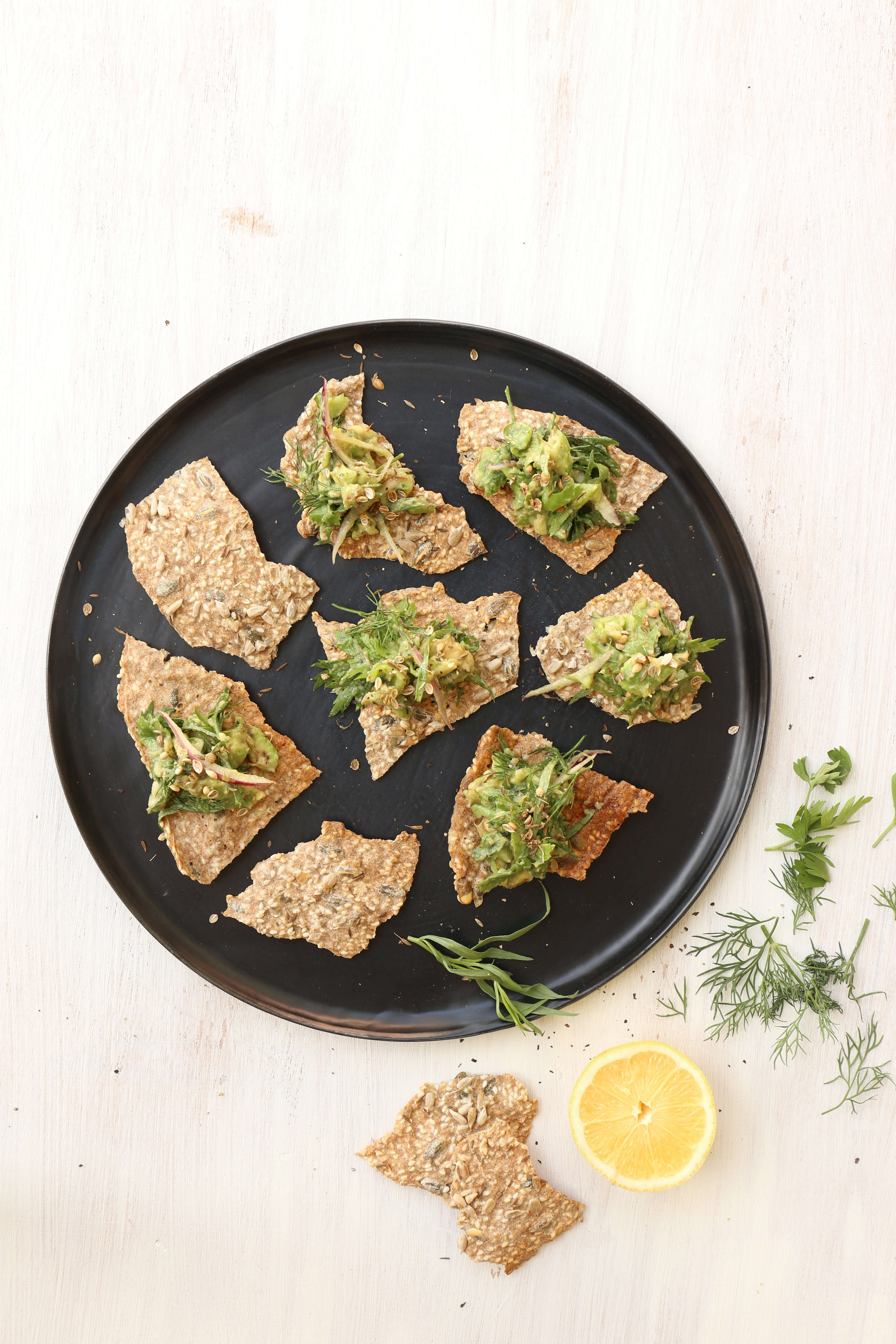 אבוקדו, עשבי תיבול וקרקר כוסמין – הביס הירוק של השבוע | אפרת ליכטנשטט