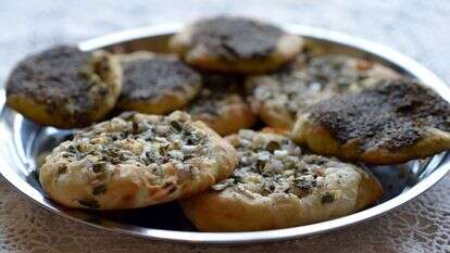 10 דקות בתנור וזה מוכן: מנקושי רך עם זעתר ושמן זית חדש | גיל אליהו ג'יני