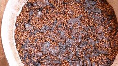 בלי אורז בכלל: מג'דרה עמוקה ועשירה עם בצל מקורמל | אפרת ליכטנשטט