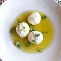 שום קשר לגרסה מהסופר: כך מכינים כדורי לבּנה אמיתיים בשמן זית | אפרת ליכטנשטט שום קשר לגרסה מהסופר: כך מכינים כדורי לבּנה אמיתיים בשמן זית | אפרת ליכטנשטט