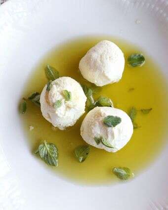 שום קשר לגרסה מהסופר: כך מכינים כדורי לבּנה אמיתיים בשמן זית | אפרת ליכטנשטט