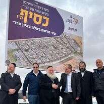 שר השיכון לשעבר ח"כ יצחק גולדקנופף ופמלייתו ליד העיר העתידית כסיף, 2023