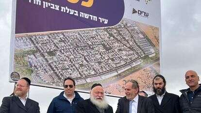 שר השיכון לשעבר ח"כ יצחק גולדקנופף ופמלייתו ליד העיר העתידית כסיף, 2023