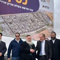 שר השיכון לשעבר ח"כ יצחק גולדקנופף ופמלייתו ליד העיר העתידית כסיף, 2023