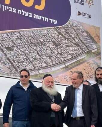 שר השיכון לשעבר ח"כ יצחק גולדקנופף ופמלייתו ליד העיר העתידית כסיף, 2023