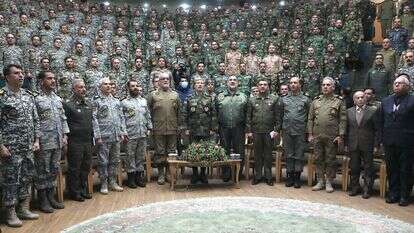 הרמטכ"ל האיראני אמיר חאתמיעם מפקדים בכירים בטהרן | איי.אף.פי