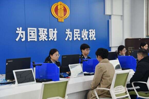 הממשל הסיני הכשיר 100 אלף מומחי AI. פקידי ממשלה בסין | גטי אימג'ס