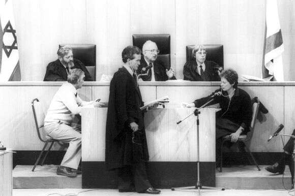 גזרו מוות בתלייה מיד לאחר שמיעת הטיעונים לעונש. שופטי המחוזי דליה דורנר, דב לוין וצבי טל | ארכיון דן הדני, האוסף הלאומי לתצלומים ע"ש מש' פריצקר, הספריה הלאומית. צילום: אפי שריר