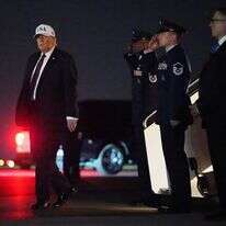 הנשיא דונלד טראמפ ירד ממטוס אייר פורס 1 בנמל התעופה הבינלאומי פאלם ביץ' בווסט פאלם ביץ', פלורידה | AP/מאט רורק