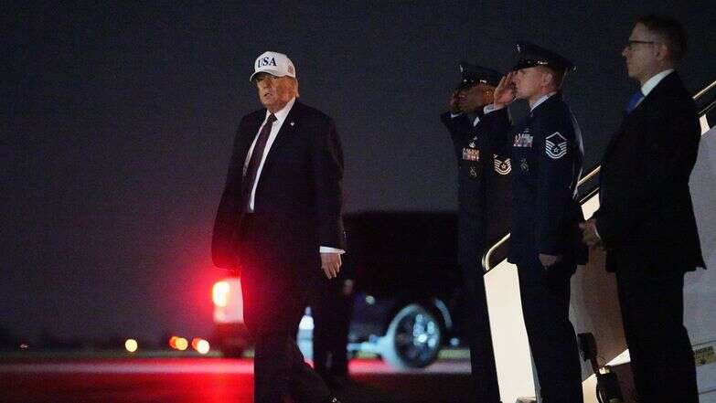 הנשיא דונלד טראמפ ירד ממטוס אייר פורס 1 בנמל התעופה הבינלאומי פאלם ביץ' בווסט פאלם ביץ', פלורידה | AP/מאט רורק הנשיא דונלד טראמפ ירד ממטוס אייר פורס 1 בנמל התעופה הבינלאומי פאלם ביץ' בווסט פאלם ביץ', פלורידה | AP/מאט רורק