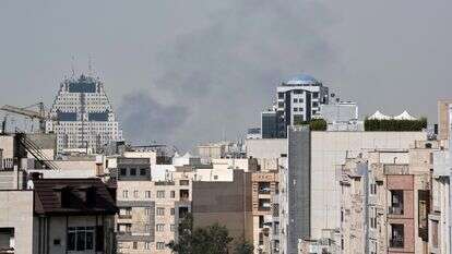 עשן עולה מעל קו הרקיע לאחר פיצוץ בטהרן | AP/Vahid Salemi עשן עולה מעל קו הרקיע לאחר פיצוץ בטהרן | AP/Vahid Salemi