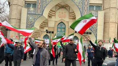 קבוצת גברים מנופפת בדגלי איראן בהפגנה לתמיכה בממשלה ונגד תקיפות אמריקאיות וישראליות בטהרן | AP/Vahid Salemi קבוצת גברים מנופפת בדגלי איראן בהפגנה לתמיכה בממשלה ונגד תקיפות אמריקאיות וישראליות בטהרן | AP/Vahid Salemi