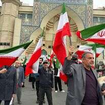 קבוצת גברים מנופפת בדגלי איראן בהפגנה לתמיכה בממשלה ונגד תקיפות אמריקאיות וישראליות בטהרן | AP קבוצת גברים מנופפת בדגלי איראן בהפגנה לתמיכה בממשלה ונגד תקיפות אמריקאיות וישראליות בטהרן | AP