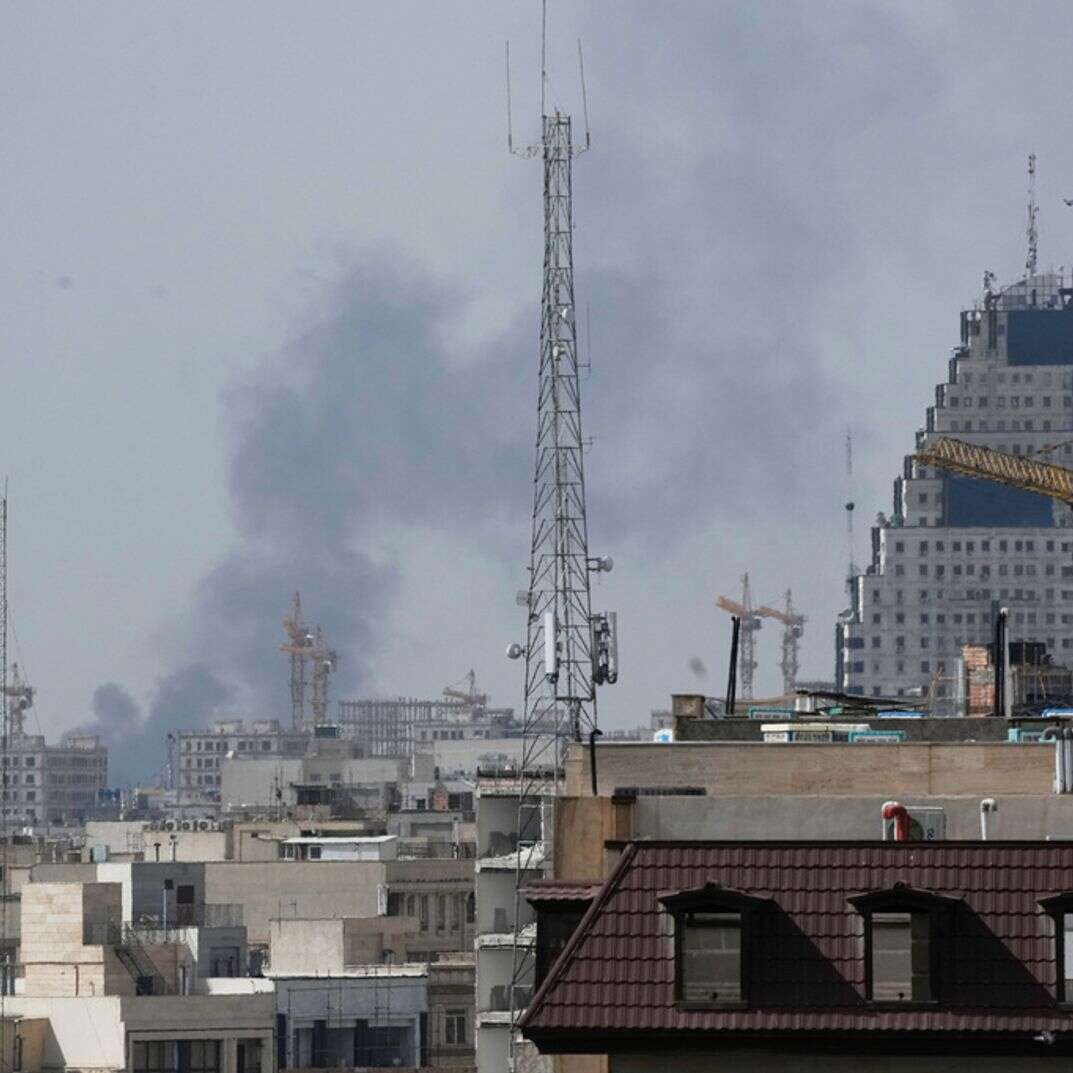 עשן עולה מעל קו הרקיע לאחר פיצוץ בטהרן | AP עשן עולה מעל קו הרקיע לאחר פיצוץ בטהרן | AP