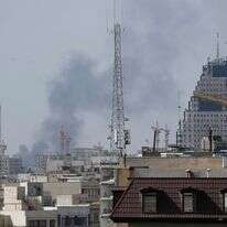 עשן עולה מעל קו הרקיע לאחר פיצוץ בטהרן | AP עשן עולה מעל קו הרקיע לאחר פיצוץ בטהרן | AP