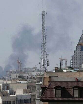 עשן עולה מעל קו הרקיע לאחר פיצוץ בטהרן | AP