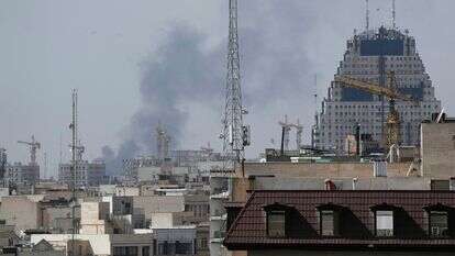 עשן עולה מעל קו הרקיע לאחר פיצוץ בטהרן | AP