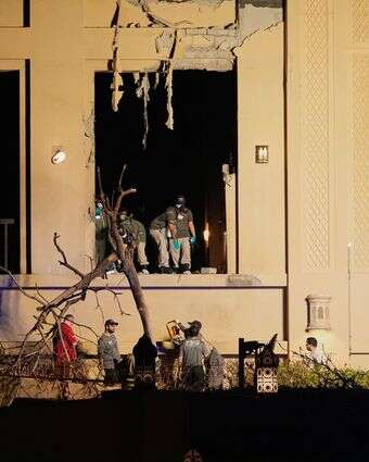 כבאים וצוותי חילוץ בודקים את אתר הפיצוץ במלון Fairmont The Palm בדובאי, איחוד האמירויות הערביות | AP