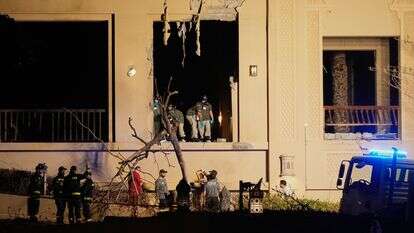 כבאים וצוותי חילוץ בודקים את אתר הפיצוץ במלון Fairmont The Palm בדובאי, איחוד האמירויות הערביות | AP